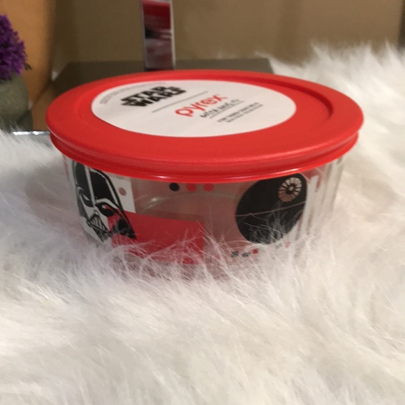 New Pyrex Star Wars 4 cup Glass Bowl w/Lid - Picture 2 of 8